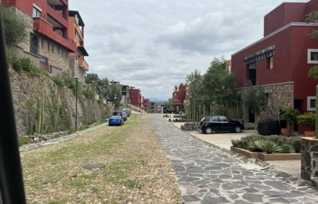 Ven a San Miguel, Rentas Vacacionales, Airbnb, Capilla de Piedra, Estacionamiento 1