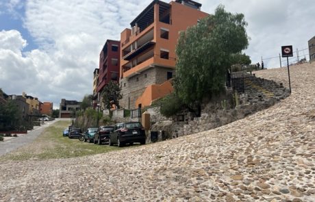 Ven a San Miguel, Rentas Vacacionales, Airbnb, Capilla de Piedra, Estacionamiento 2