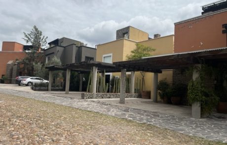 Ven a San Miguel, Rentas Vacacionales, Airbnb, Capilla de Piedra, Estacionamiento 3